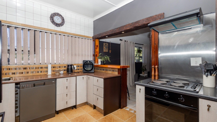 5 Bedroom Property for Sale in Avondale Western Cape